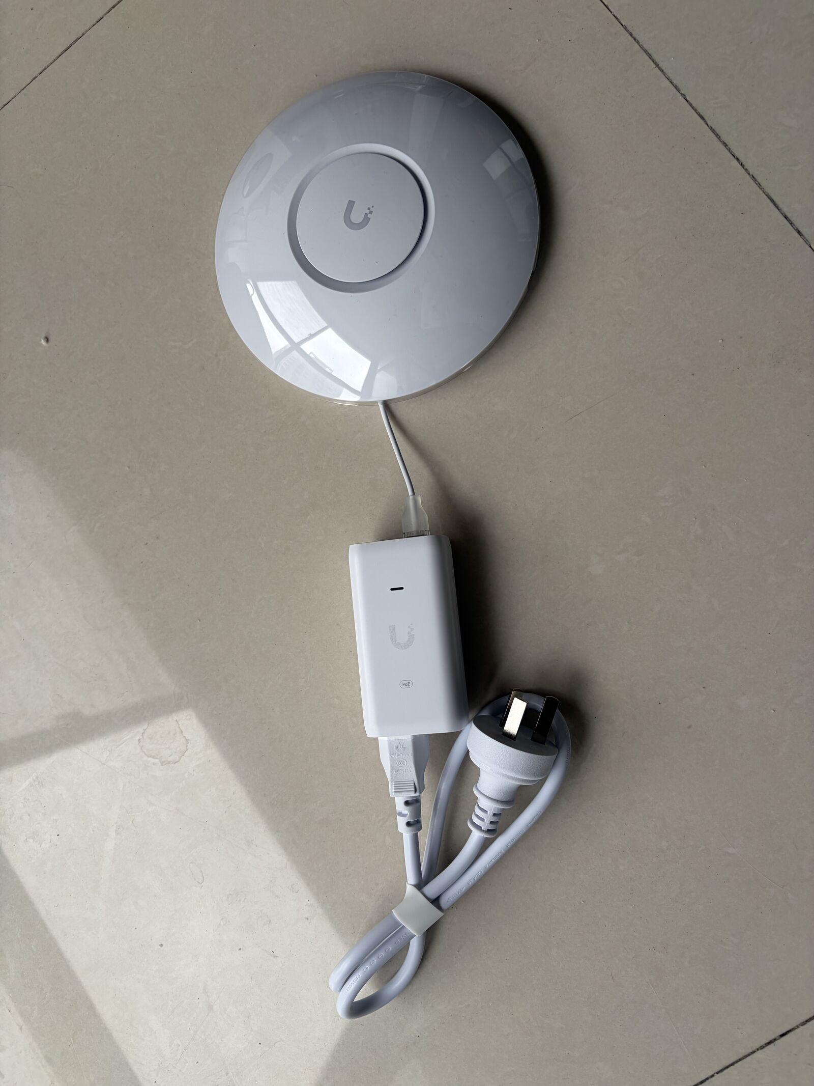 U6+ 和 POE 适配器全貌